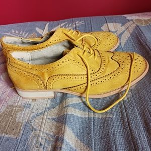 Yellow dressing shoes